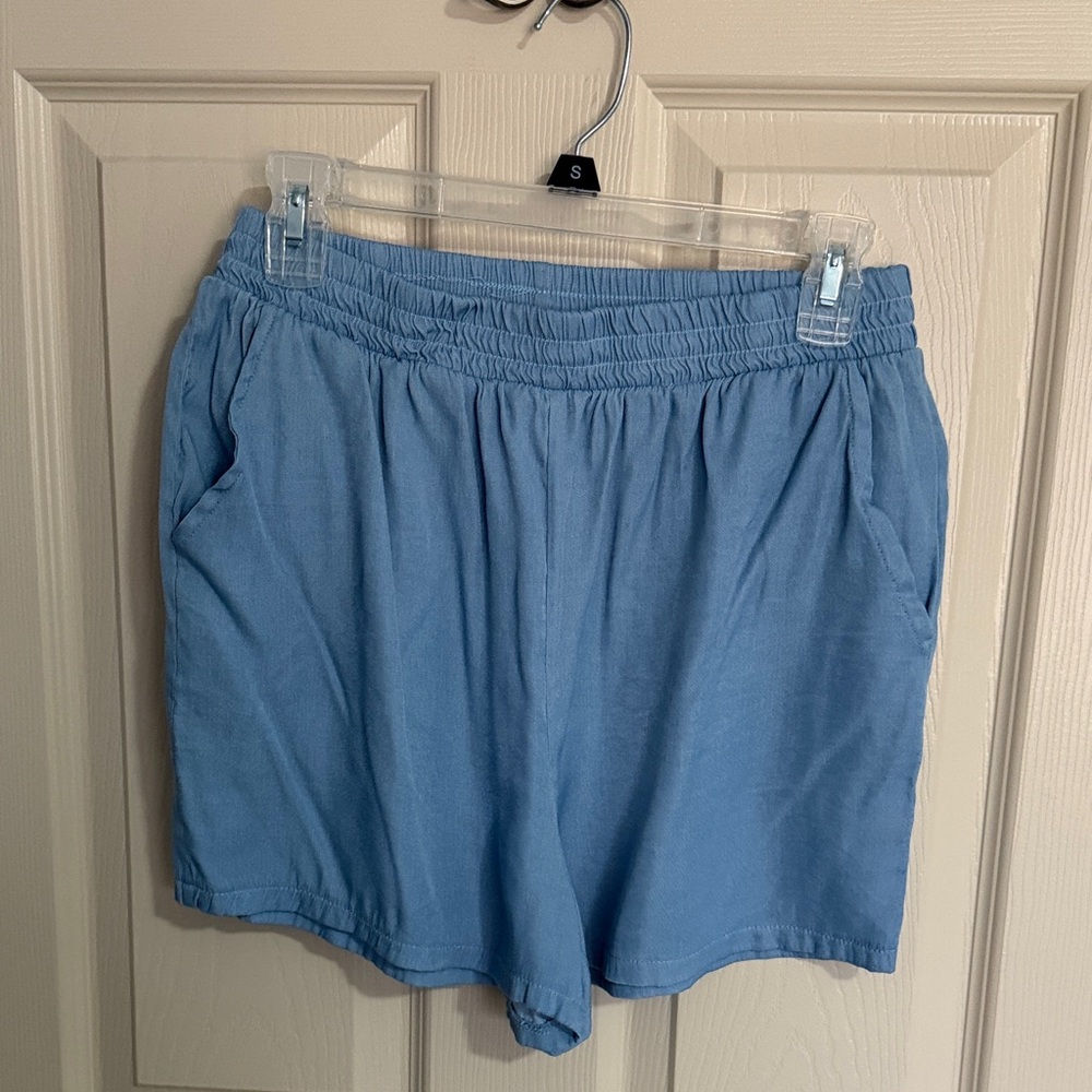 Women's Light Blue Button-Down Shirt and Shorts Set - Picture 6 of 6
